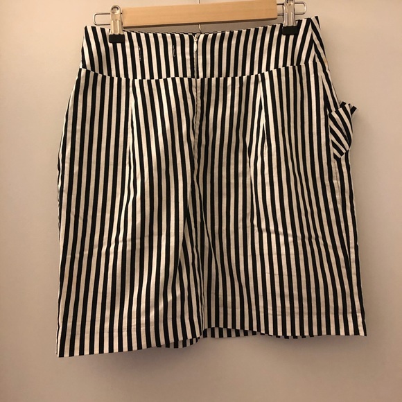 Pinstripe pencil skirt with pockets - Picture 3 of 7